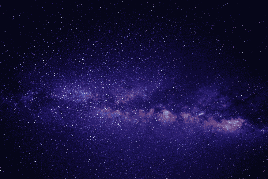 Faixa densa de estrelas no céu noturno, representando a estrutura da Via Láctea vista da perspectiva da Terra.