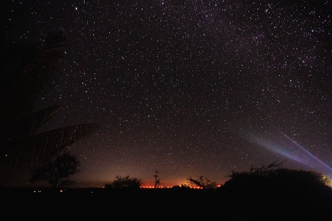 Observador admirando o céu estrelado no interior do Brasil