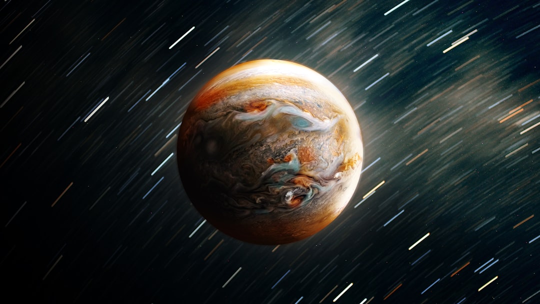 Detalhe das nuvens coloridas e tempestades na atmosfera de Júpiter vistas pela missão Juno