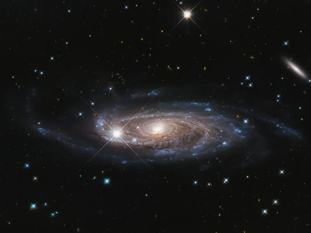 Lentes Gravitacionais: Como a Gravidade Dobra a Luz e Revela o Universo Invisível