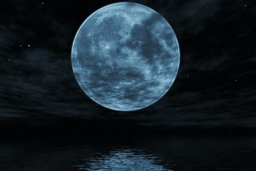 Lua azul grande no céu noturno com reflexo na água, em cena ilustrativa do fenômeno “Lua Azul”.