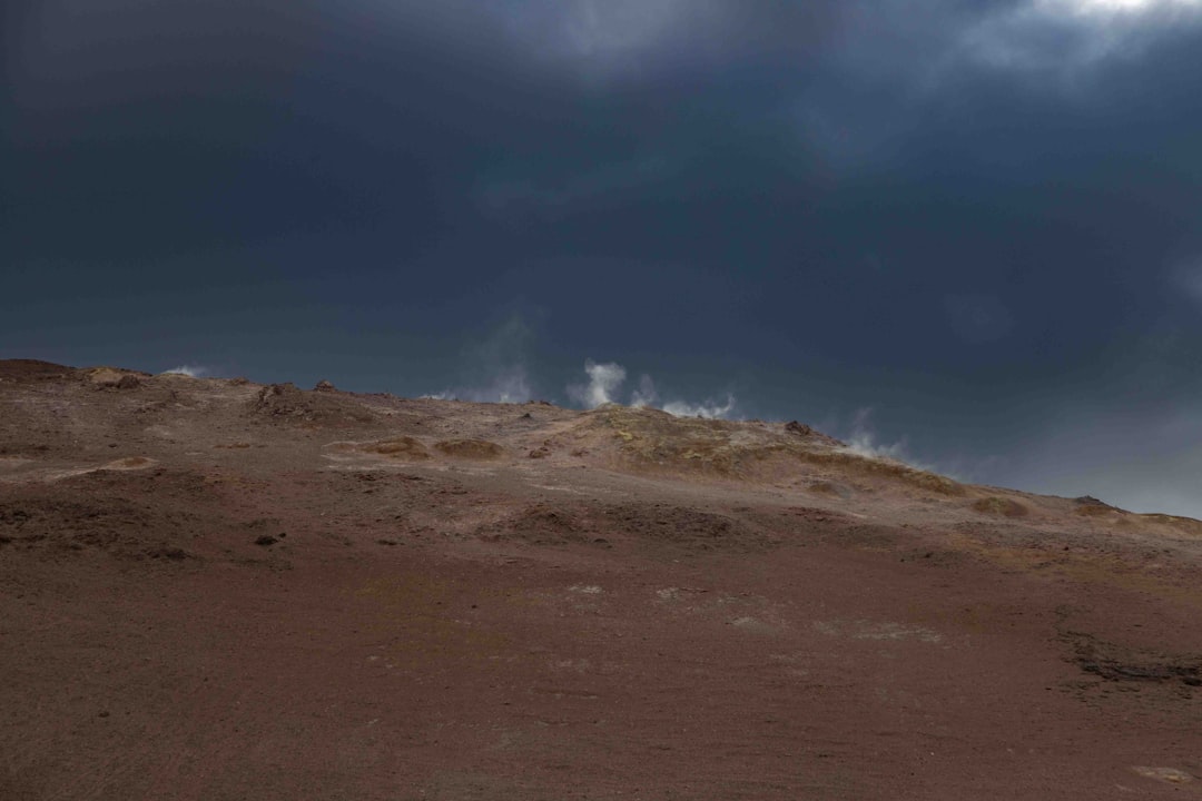 Tempestade de poeira cobrindo a superficie de Marte vista do espaco