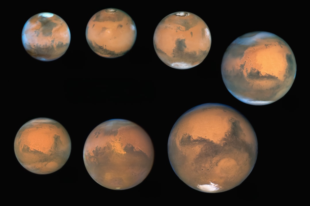 Astronomos observando Marte atraves de telescopio em noite de ceu limpo