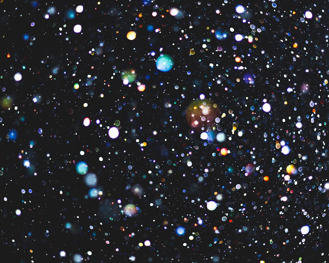 Efeito de lente gravitacional causado por aglomerado de galáxias mostrando evidências de matéria escura