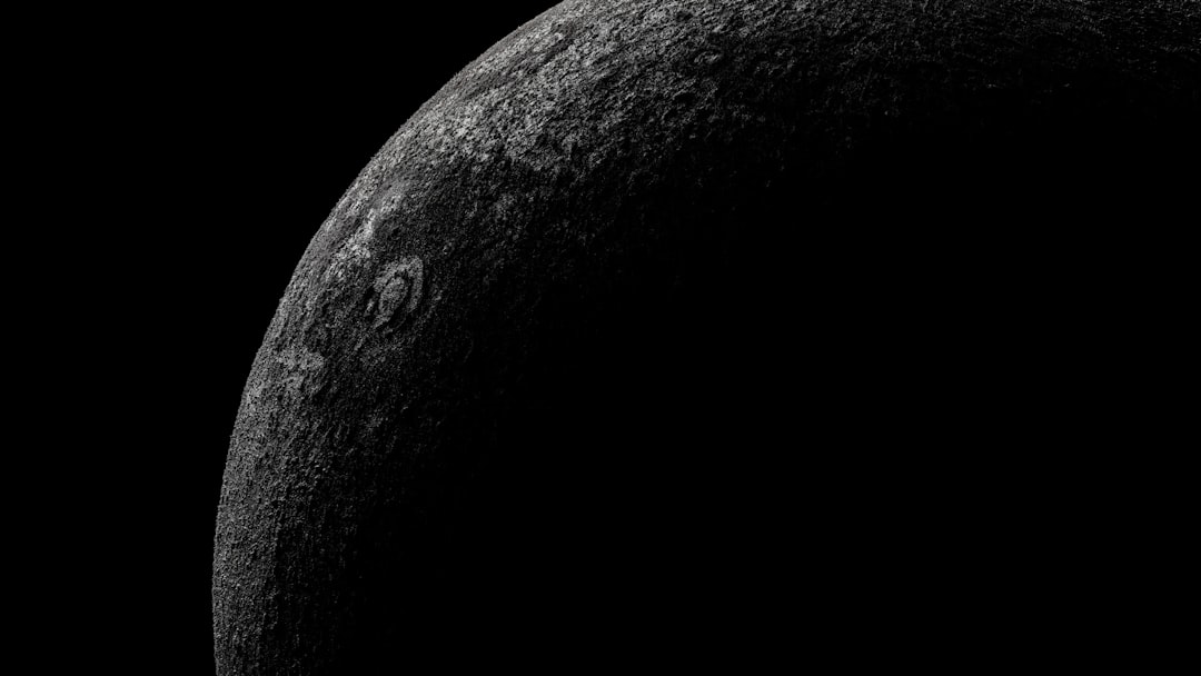 Mercúrio próximo ao horizonte durante o crepúsculo, com céu alaranjado ao fundo