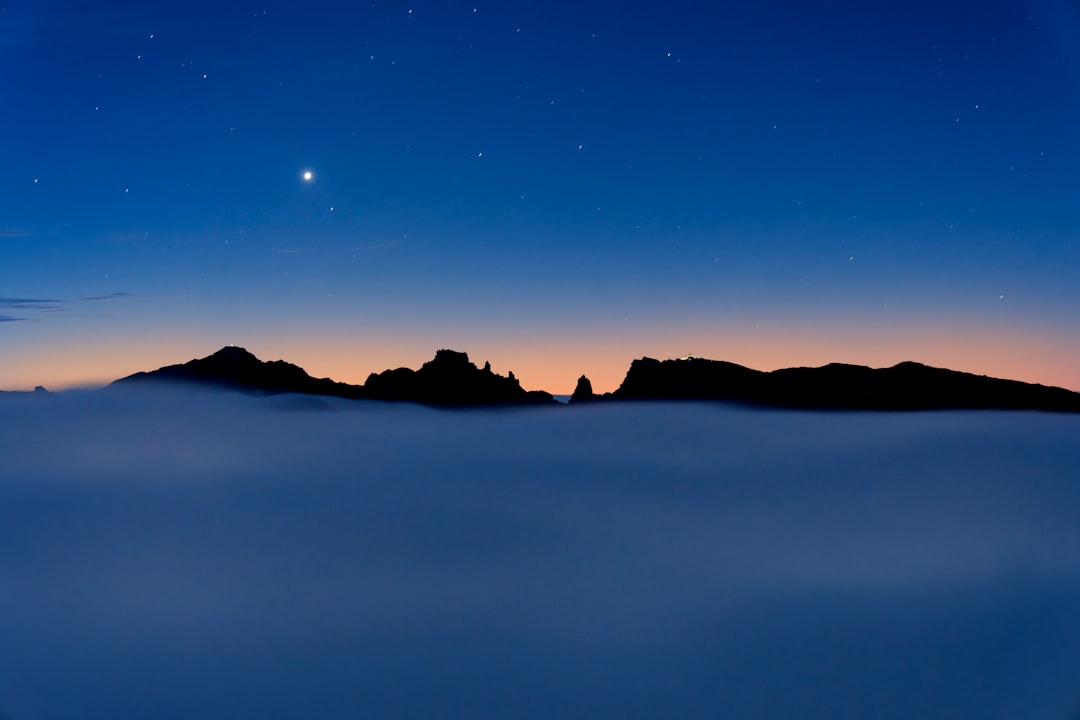 Planeta brilhante visível no horizonte durante o crepúsculo colorido