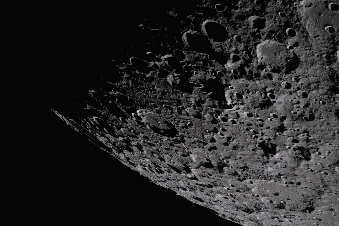 Superfície de Mercúrio coberta de crateras de impacto, fotografada pela sonda MESSENGER