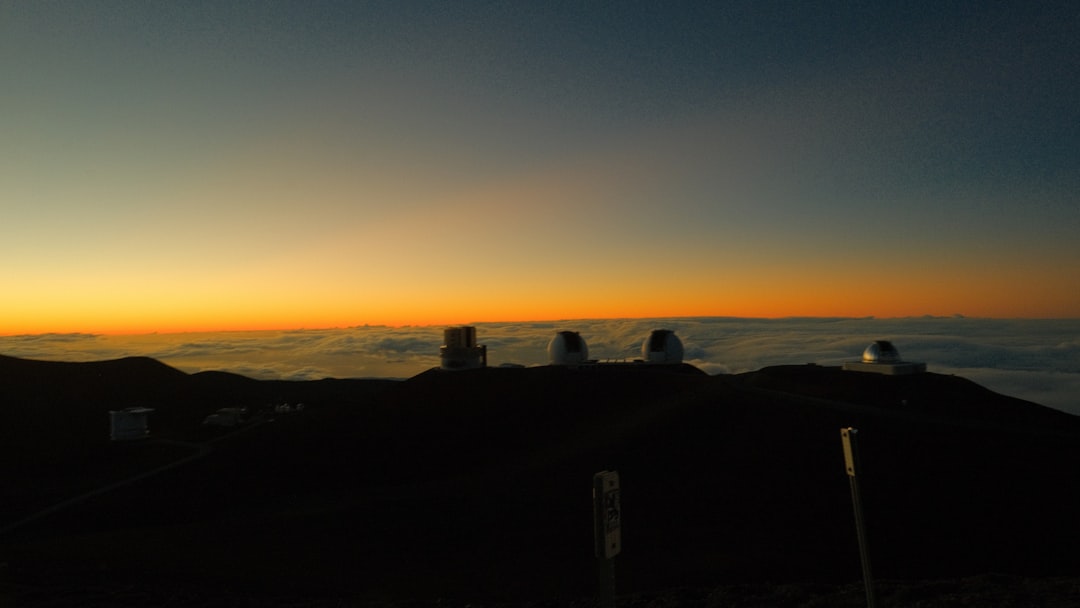 Observador usando telescópio durante o crepúsculo para encontrar planetas no horizonte