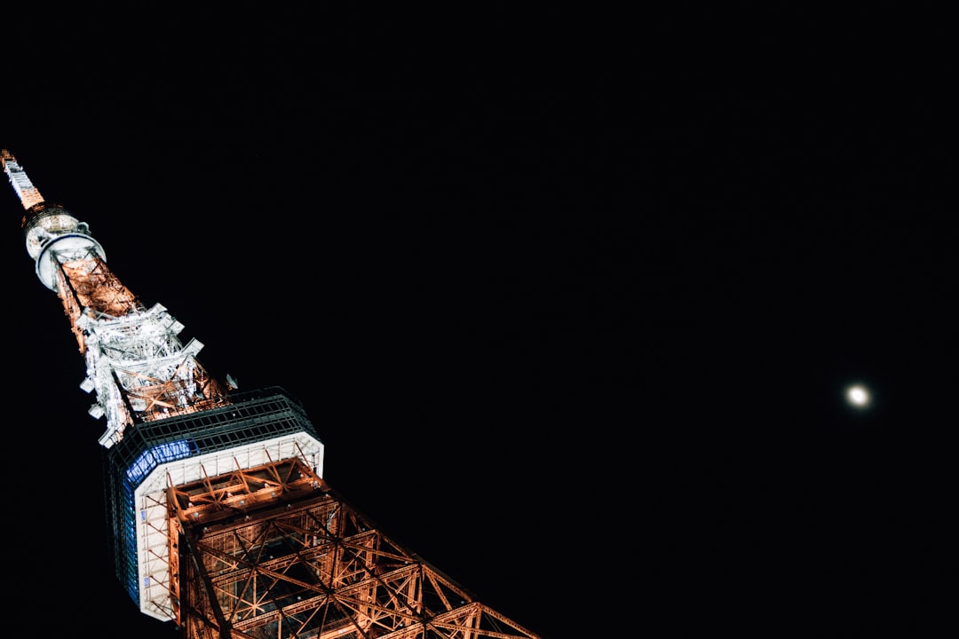 Nave espacial da missão Artemis se aproximando da Lua