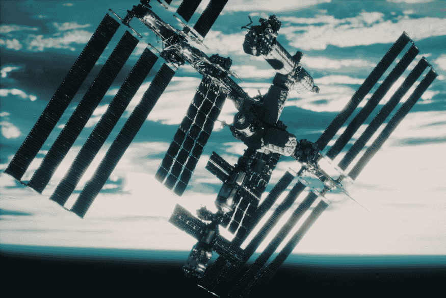 Estação Espacial Internacional (ISS) em órbita da Terra, exemplo do objeto mais fácil de ver entre satélites visíveis a olho nu.