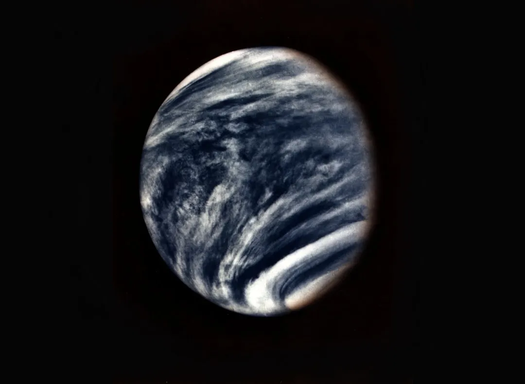 Astronomos antigos observando planetas no ceu noturno