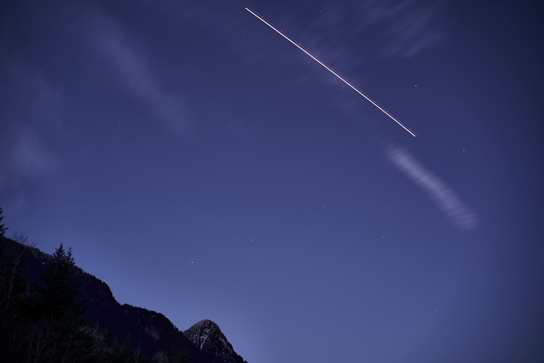 Meteoro criando rastro luminoso brilhante ao atravessar a atmosfera terrestre