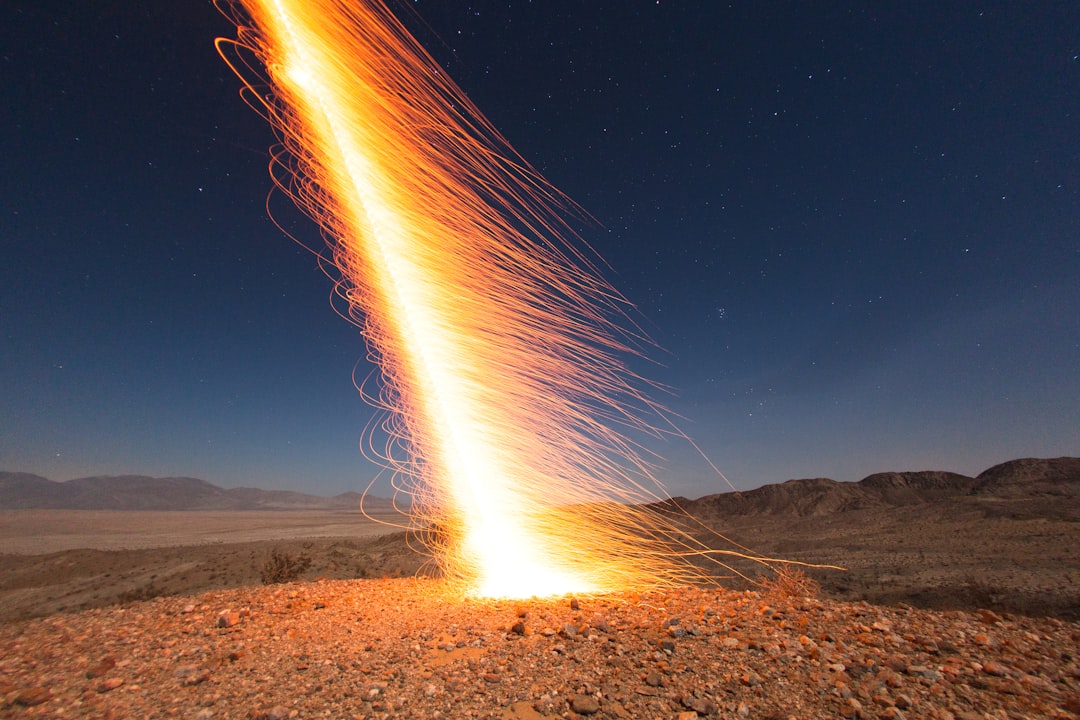 Diagrama mostrando um meteoro atravessando as camadas da atmosfera terrestre