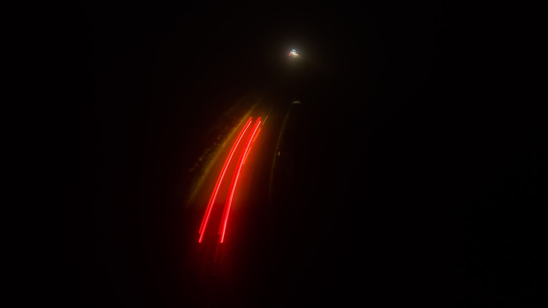 Bólido extremamente brilhante atravessando o céu noturno