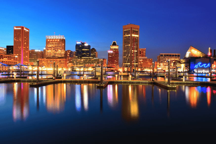 Paisagem urbana noturna com reflexos intensos de iluminação artificial, mostrando um ambiente com forte poluição luminosa.