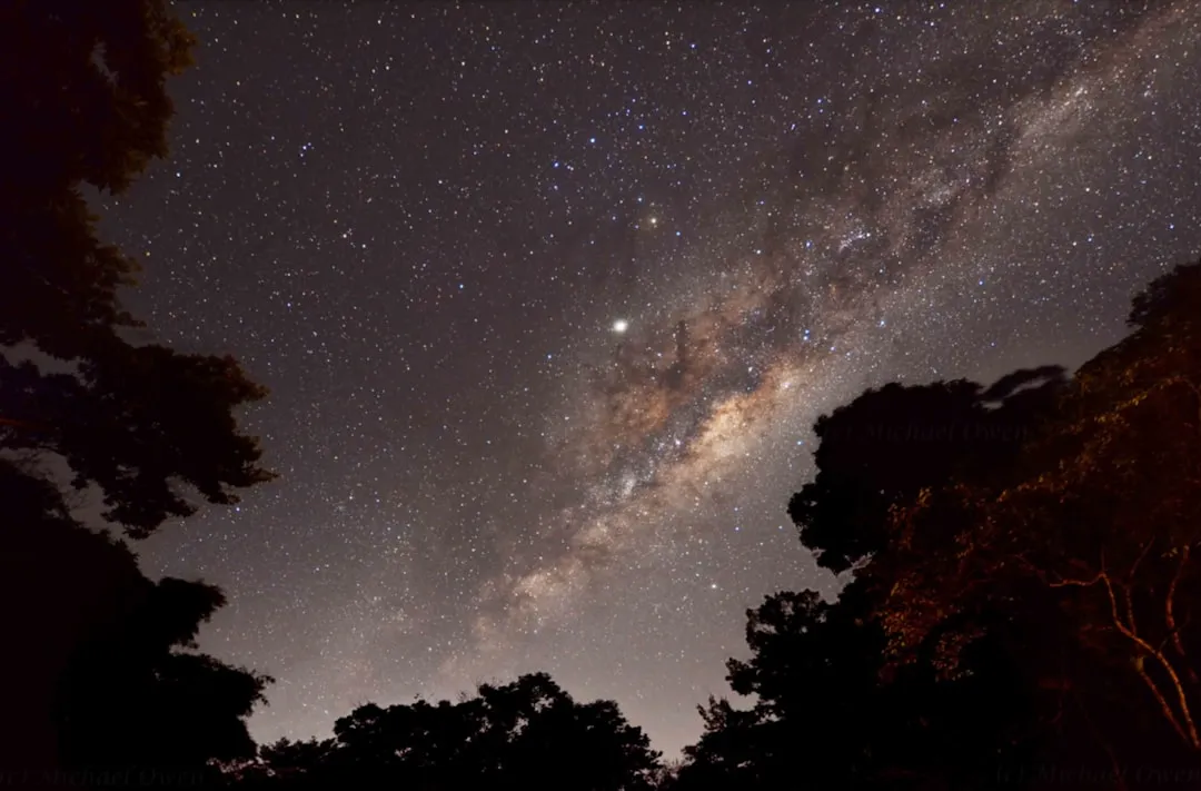 Via Láctea fotografada em área rural com céu escuro no Brasil