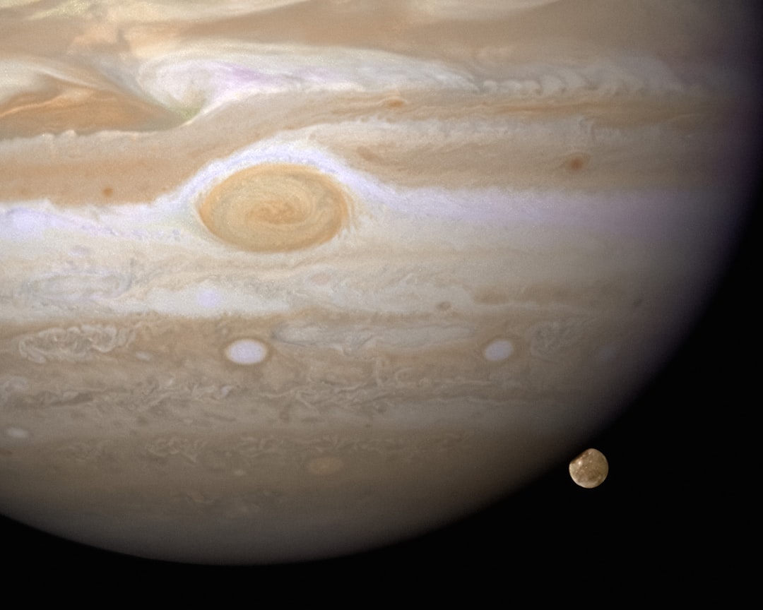 Fotografia de Jupiter mostrando faixas de nuvens e luas ao redor