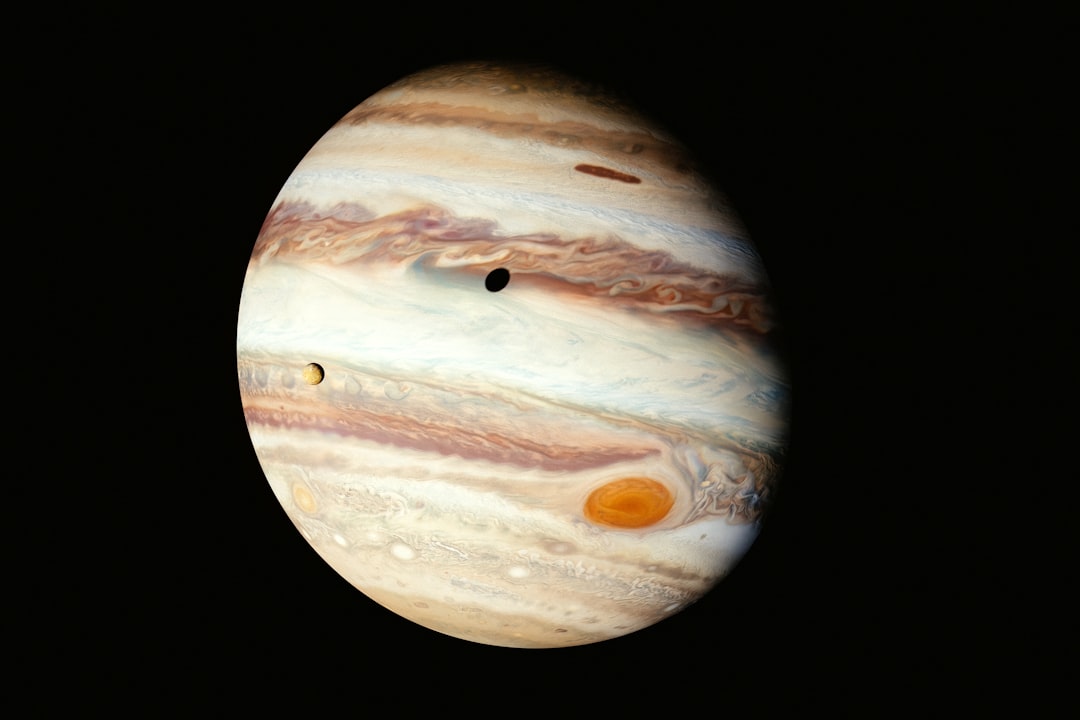 As quatro luas galileanas de Jupiter visiveis ao lado do planeta gigante