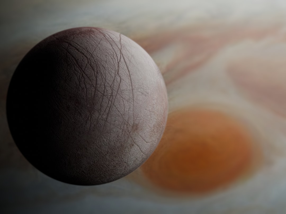 Superficie gelada de Europa com rachaduras revelando o oceano subterraneo