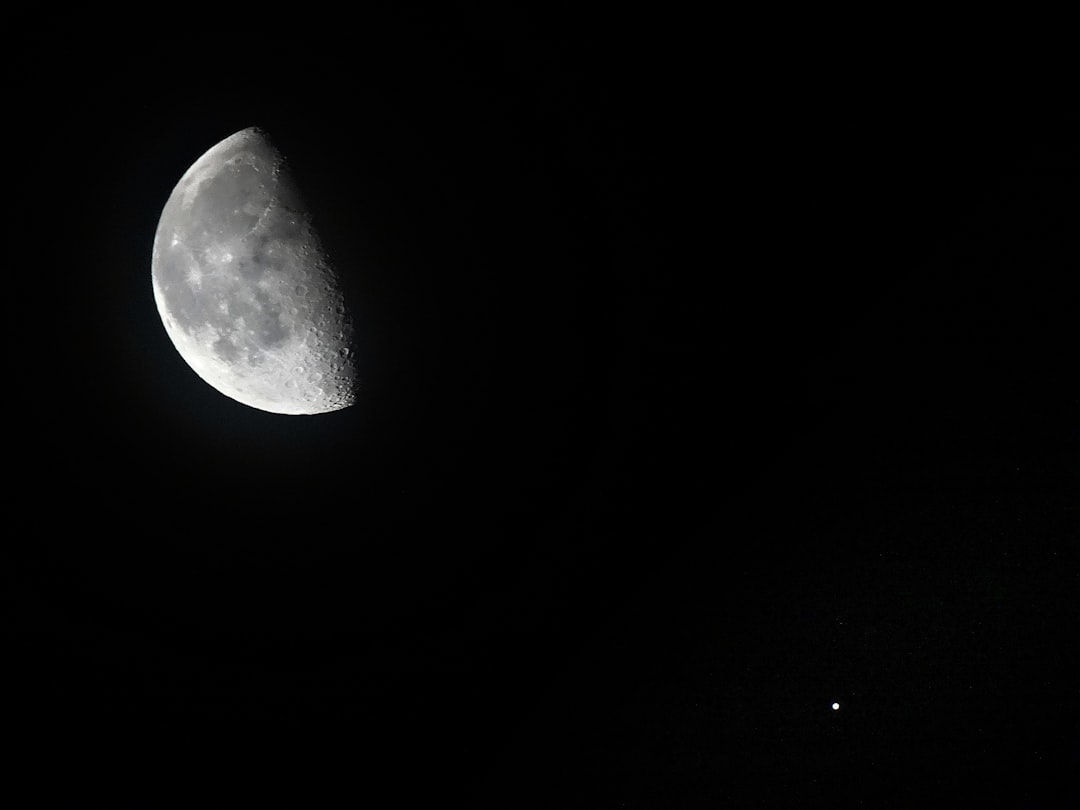 Observador apontando telescopio para Jupiter em noite estrelada