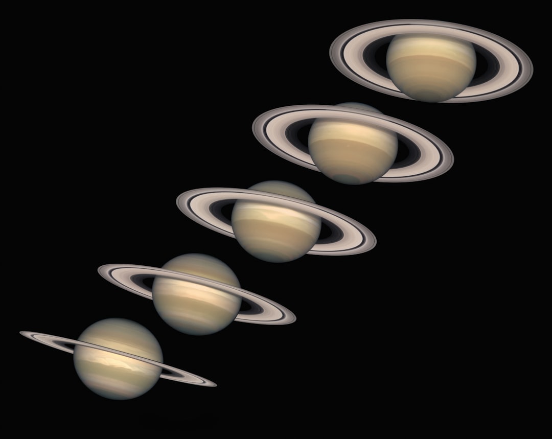 Diferentes angulos dos aneis de Saturno vistos ao longo dos anos