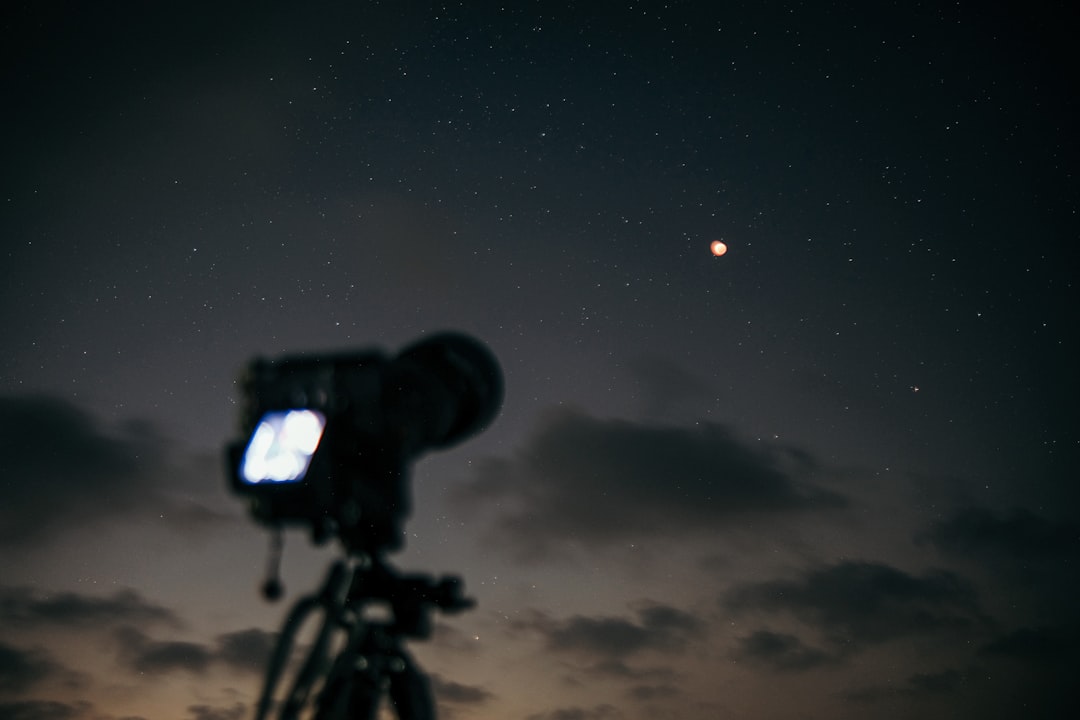 Setup de astrofotografia planetaria com telescopio e camera