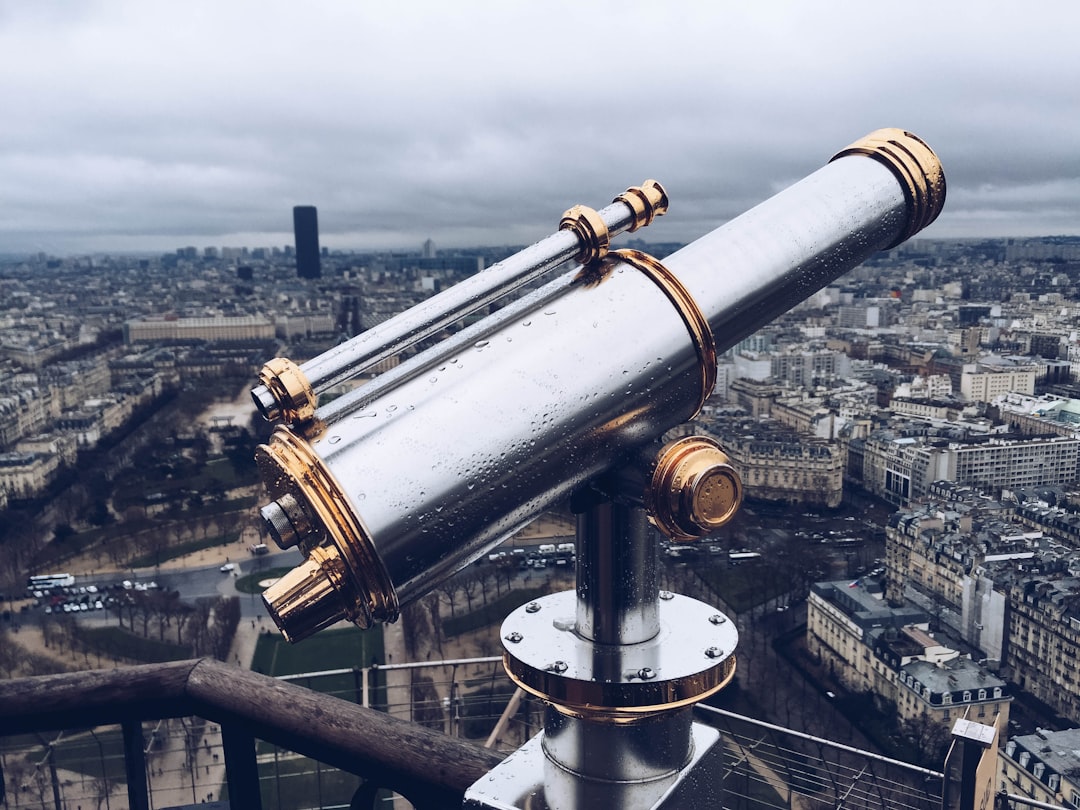 Telescopio com filtro solar apontado para o Sol durante o dia
