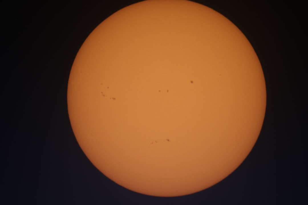 Imagem de mancha solar com detalhes da fotosfera e granulacao