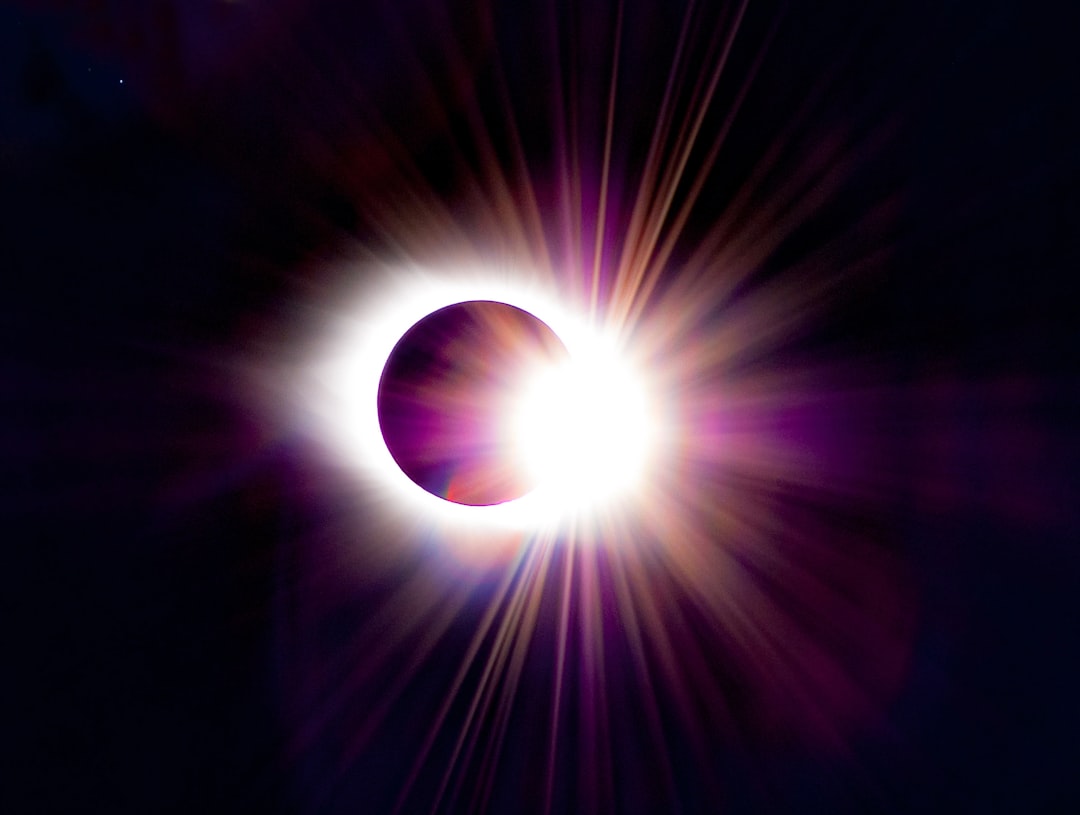 Corona solar visivel durante eclipse total com prominencias