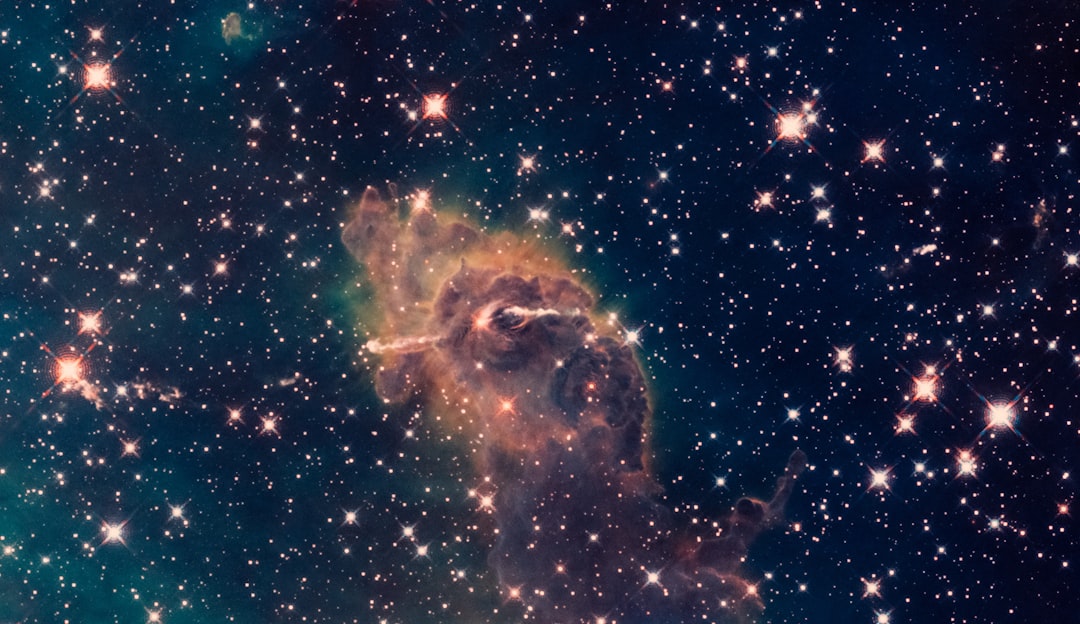 Nebulosa planetaria colorida formada por estrela morta no espaco profundo