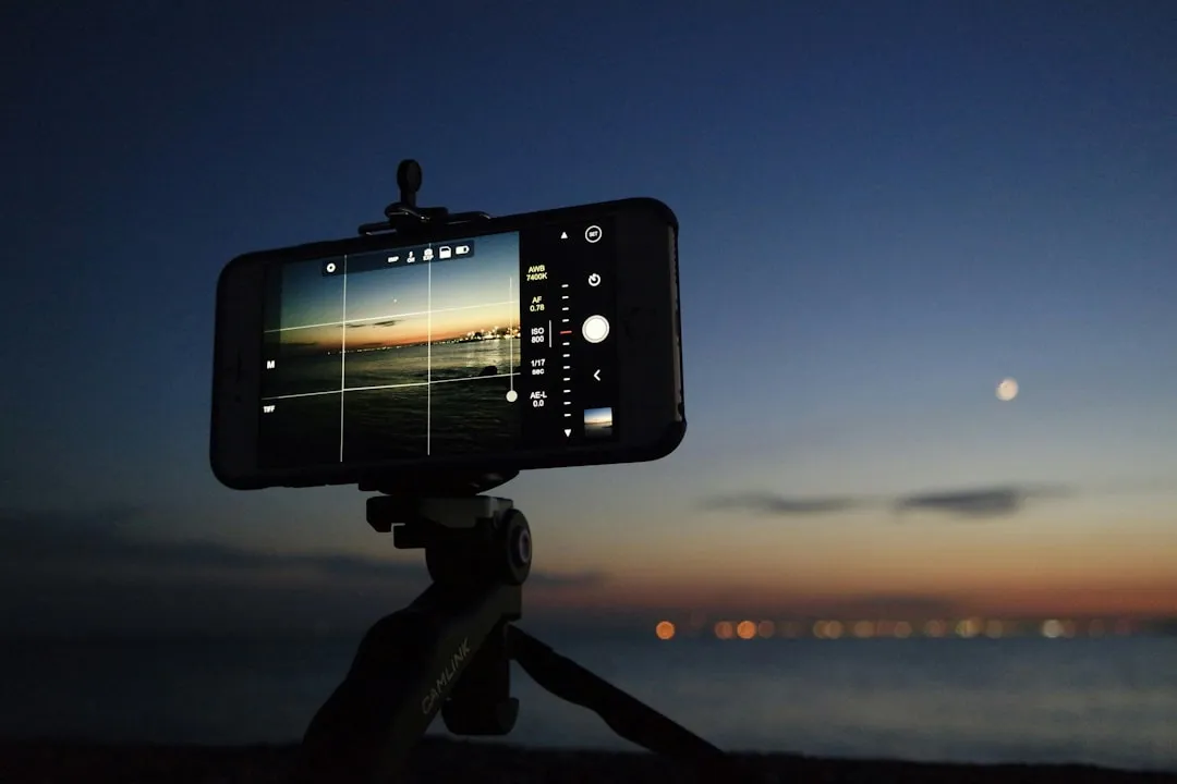 Equipamento de fotografia lunar montado com telescopio e camera
