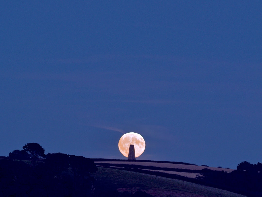 Grupo de pessoas observando superlua com telescopios