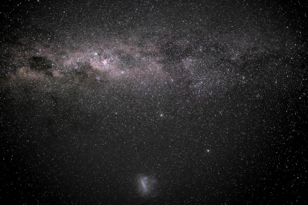 Grande Nuvem de Magalhaes fotografada no ceu noturno do hemisferio sul, com estrelas ao redor