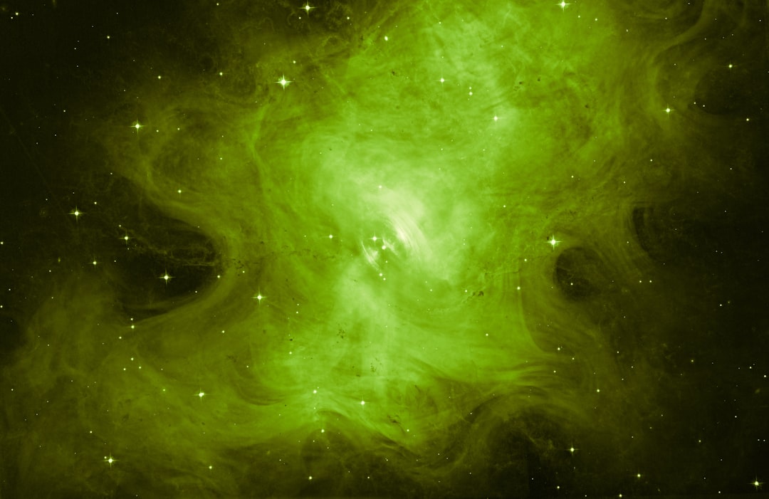 Nebulosa do Caranguejo fotografada pelo Telescopio Espacial Hubble, mostrando filamentos coloridos de gas em expansao