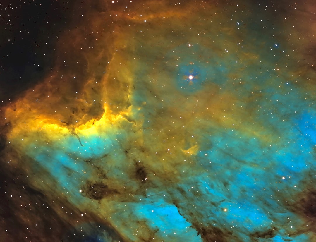Imagem do Telescopio James Webb mostrando nebulosa com filamentos de gas e poeira em cores vibrantes