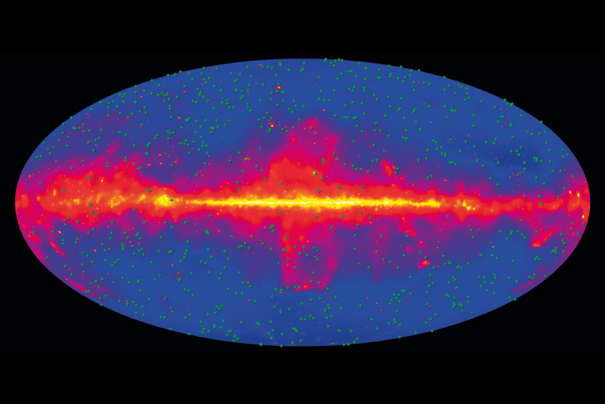 Mapa colorido do céu em faixa luminosa, representação de observações em radiação infravermelha feitas por telescópios espaciais.