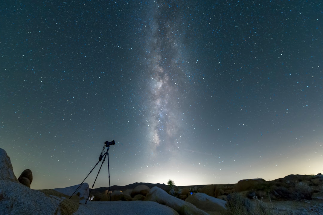 Telescópio apontado para o céu estrelado em noite clara