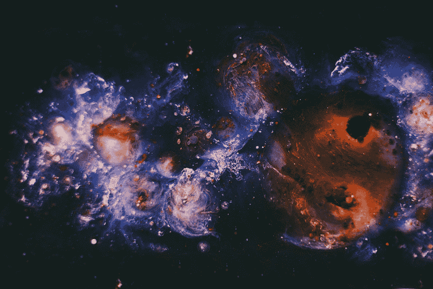 Mapa ilustrado do céu primordial com padrões coloridos, representação da radiação cósmica de fundo ligada à origem do Universo.