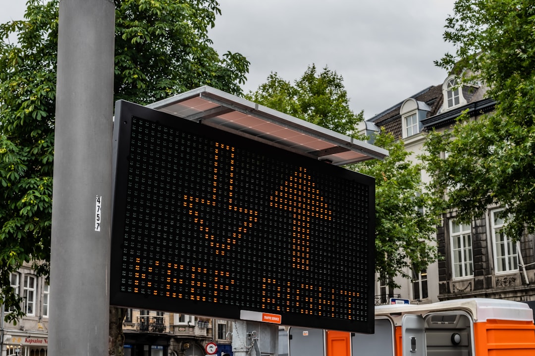 Detecção de trânsito de exoplaneta em estrela distante