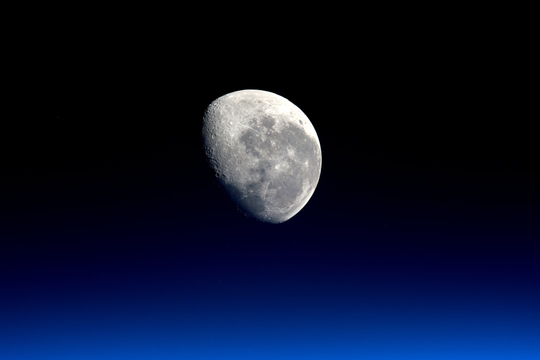 Imagem da lua Tritão de Netuno com sua superfície gelada e geiseres