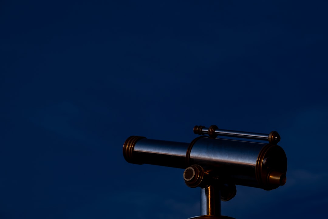 Astrofotógrafo observando Vênus com telescópio durante o crepúsculo
