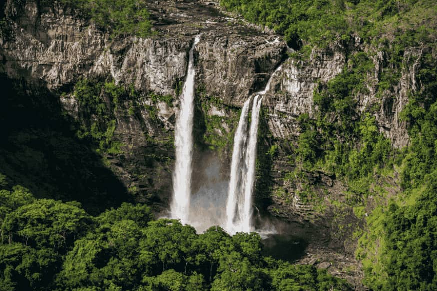 Cachoeira em área de cerrado, cenário natural associado à Chapada dos Veadeiros, destino popular para viagens de observação astronômica.