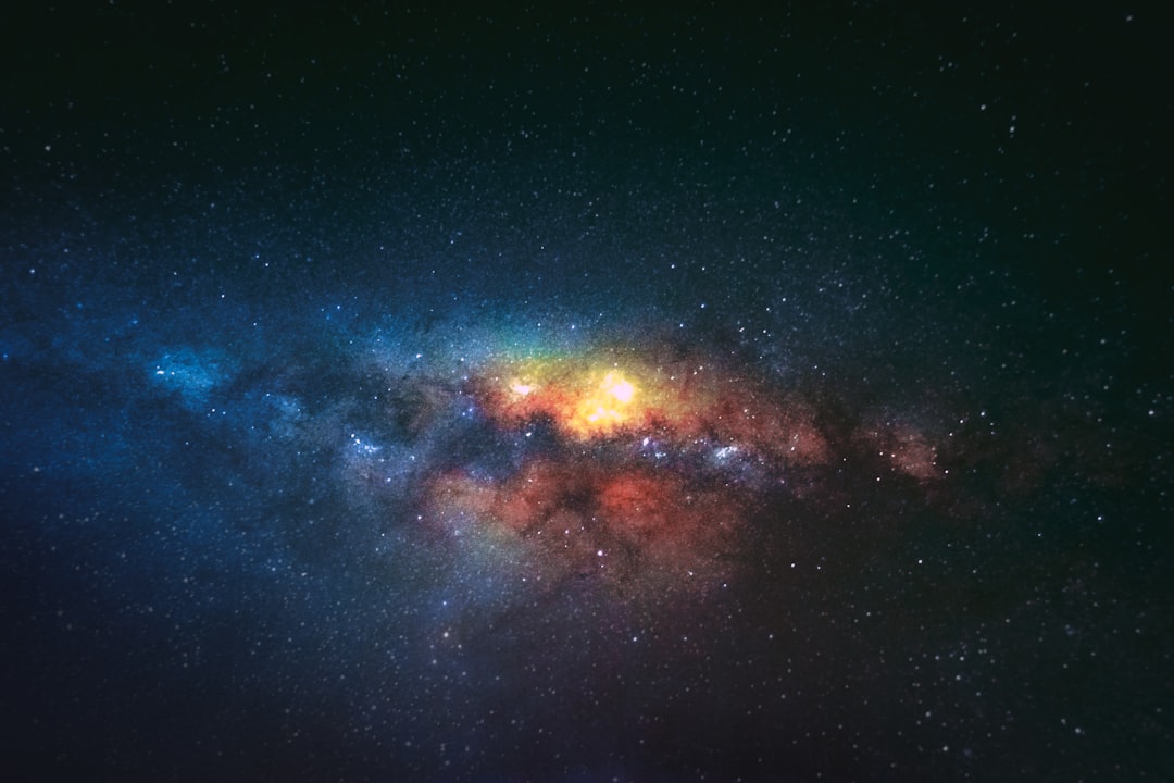 Explosao de supernova liberando materia brilhante no espaco