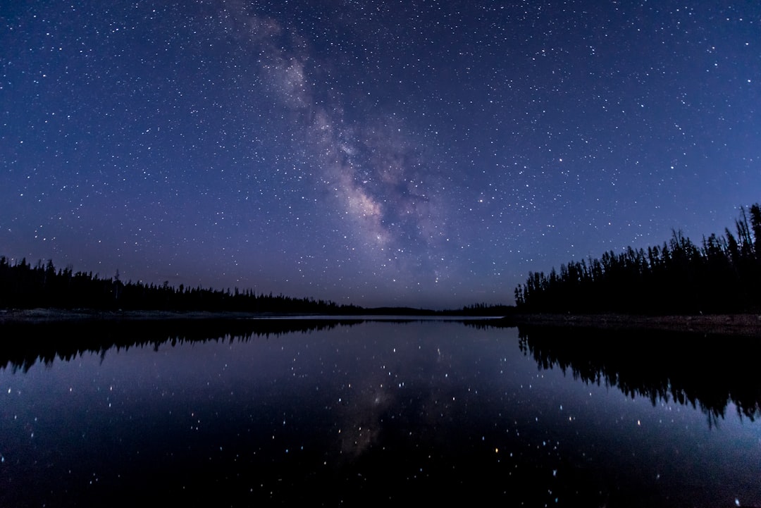 Ceu noturno com a Via Lactea e milhares de estrelas visiveis