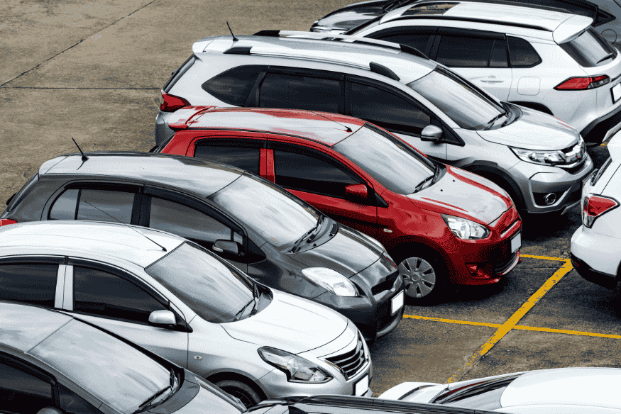 Estacionamento com vários carros disponíveis para locação