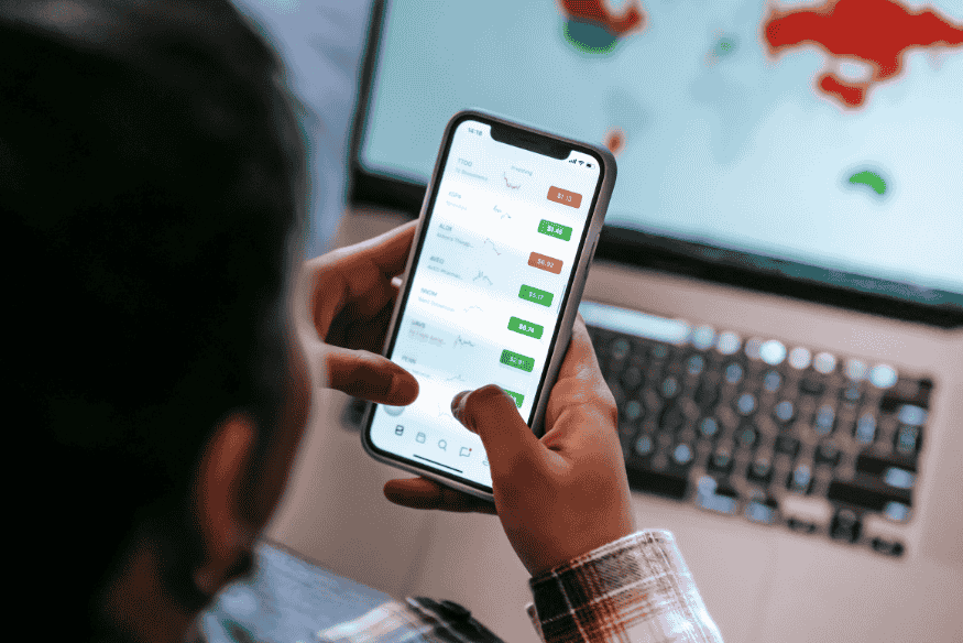Pessoa usando aplicativo com gráficos de câmbio ou finanças no celular.