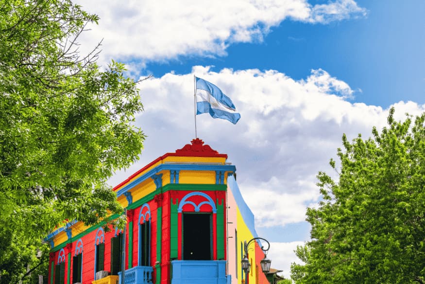 Casa colorida com bandeira da Argentina no bairro Caminito, em Buenos Aires
