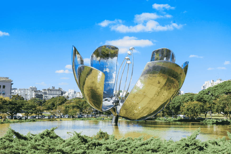 Escultura metálica Floralis Genérica no bairro da Recoleta, em Buenos Aires