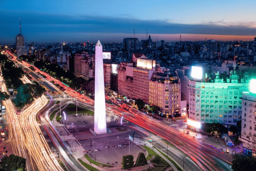 Obelisco de Buenos Aires iluminado ao entardecer na Avenida 9 de Julio