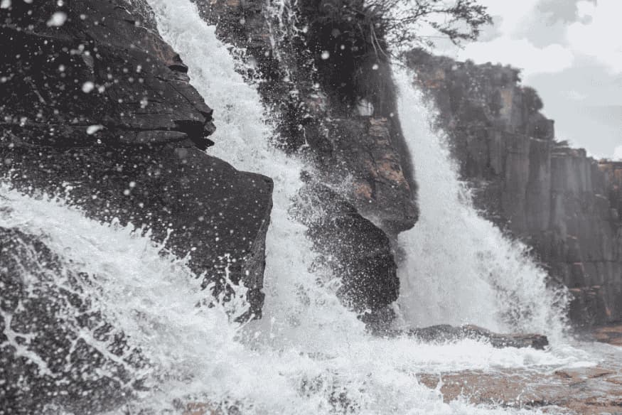 Queda d’água forte entre rochas na Chapada dos Veadeiros